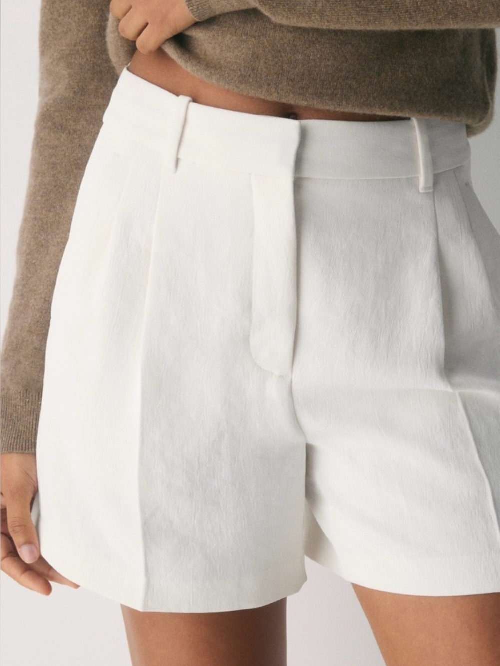 Aritzia Effortless Mid-Thigh Tailored Shorts - Light Birch